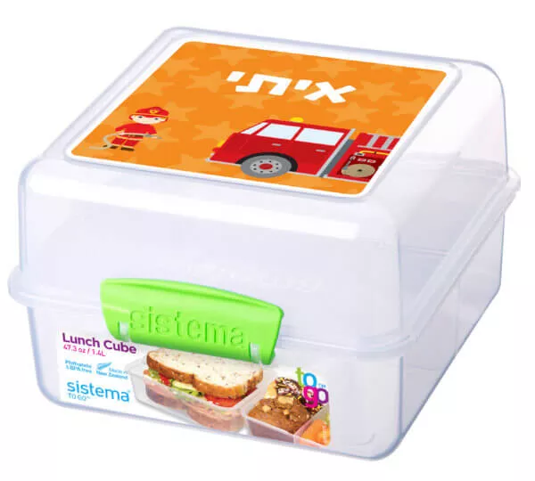 קופסת אוכל עם מדבקת שם